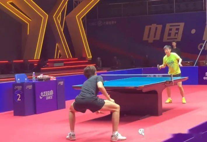 足球赛中 足球赛中